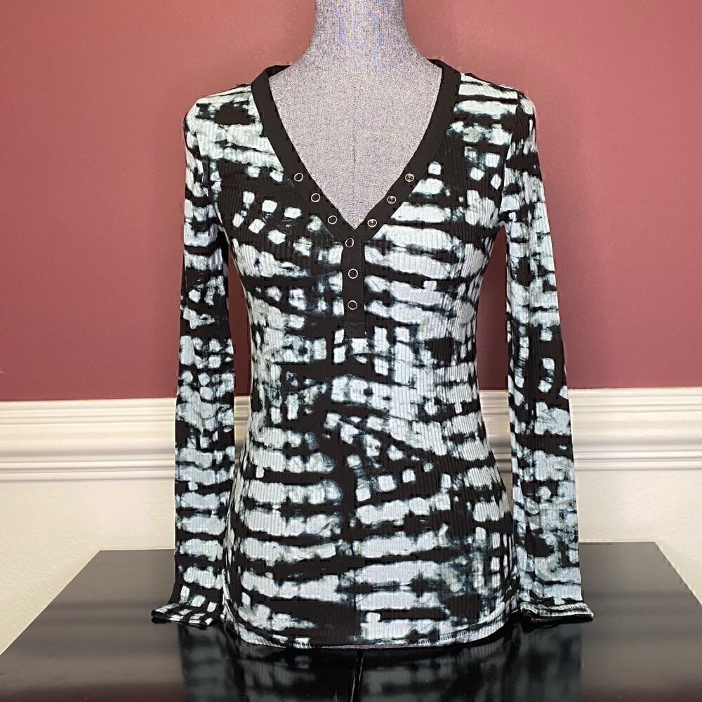 NWT Rock & Republic long sleeve button tee